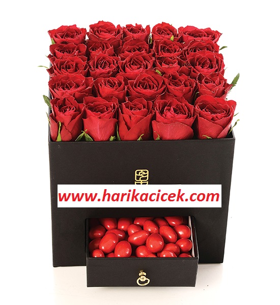 ekmeceli kutuda 25 krmz gl ve ekerli bademler 