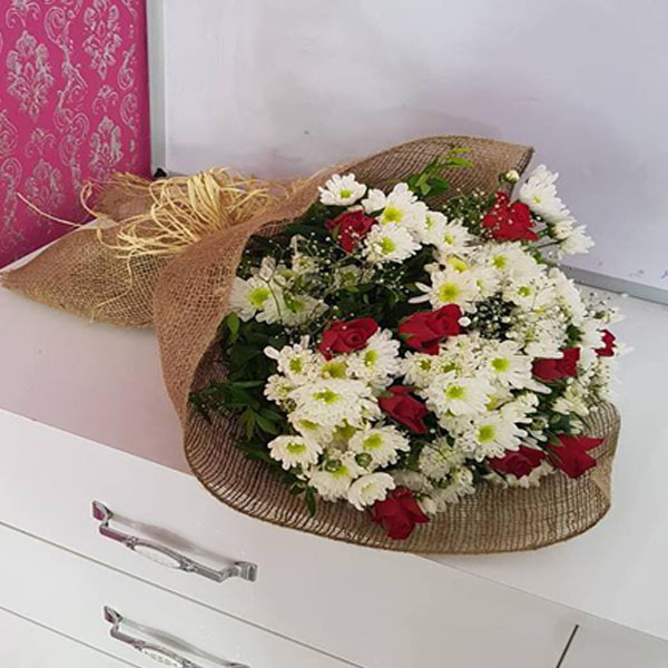 bukette gller ve papatyalar